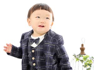 スーツと蝶ネクタイが可愛い1歳のバースデー