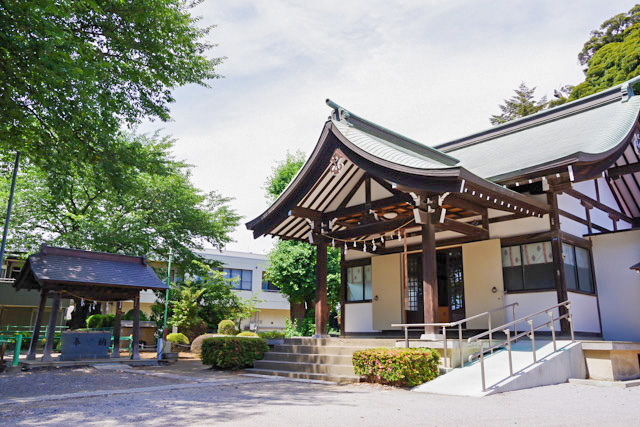 七郷神社の社殿横にあるスロープ