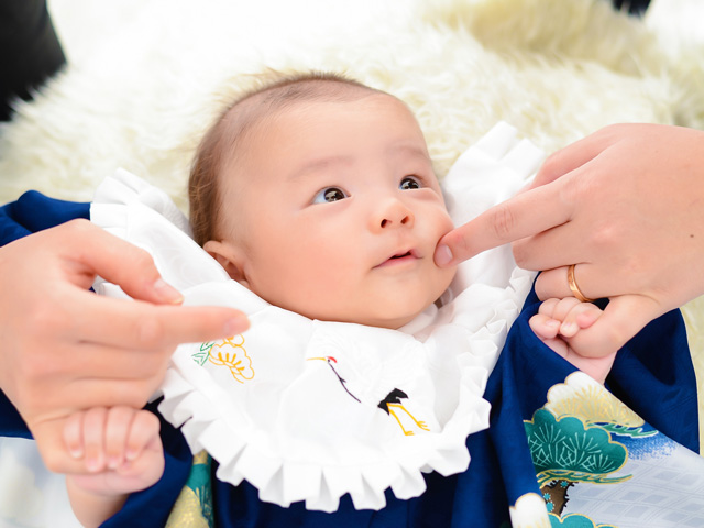 百日祝い記念撮影でゴキゲンな赤ちゃん！(朝霞市のお客様)