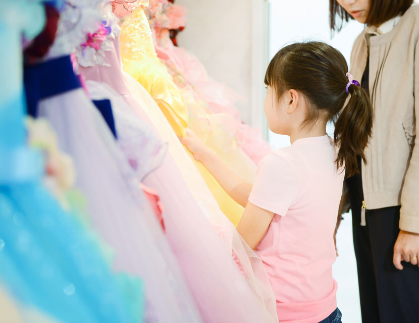 写真スタジオでドレスを選ぶ女の子