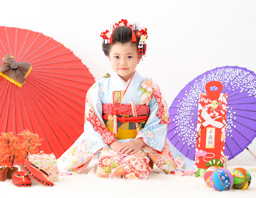 7歳の七五三に地毛でセットする新日本髪　写真スタジオでの記念撮影