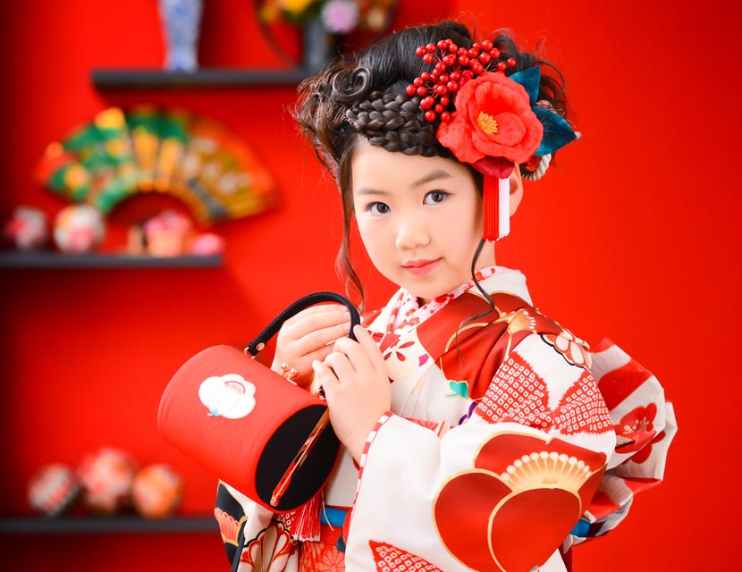 七五三7歳の女の子におすすめの髪型 三つ編み前髪のレトロモダンヘア写真スタジオでの撮影